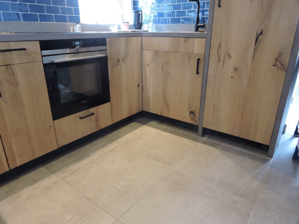 Landelijke keuken met kasten van rustiek eikenhout en een klassiek ontwerp, op maat gemaakt voor een warm en sfeervol interieur.